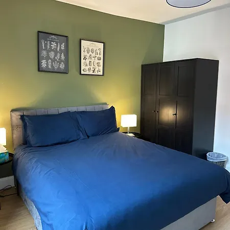 Modern & Spacious Central Apt *