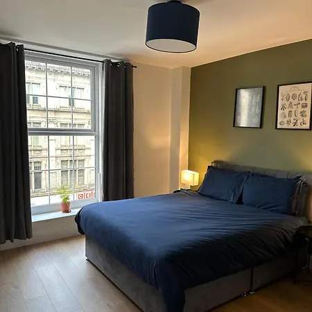 Modern & Spacious Central Apt Apartment